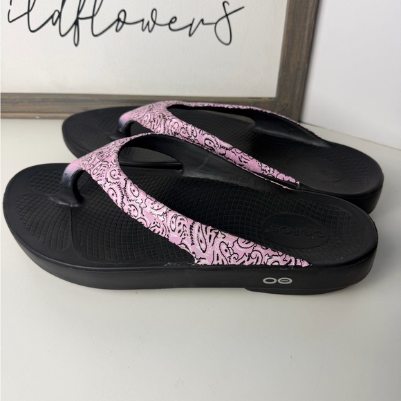 OOFOS OOlala Limited Sandals black and pink bandana pattern - Picture 3 of 8